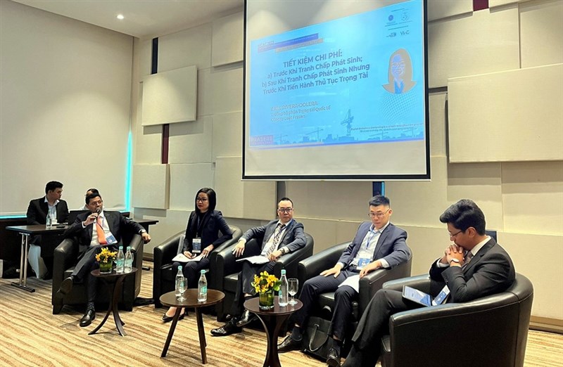 Thẩm quyền giữa trung tâm trọng tài và hội đồng trọng tài trong quá trình tố tụng được phân định như thế nào?